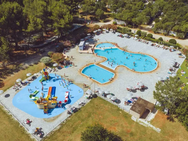 Overview of swimming pool at Roan camping Bi Village.