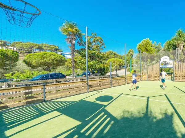 Basketball court at Roan camping Cala Gogo.