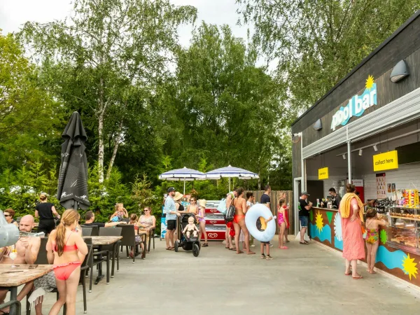 People pick up something tasty at the pool bar at Roan camping Birkelt.