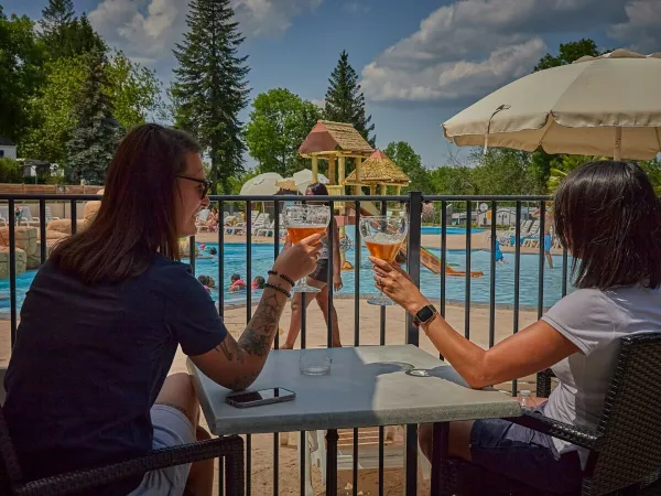 Terrace by the pool at Roan camping Le Chêne Gris.