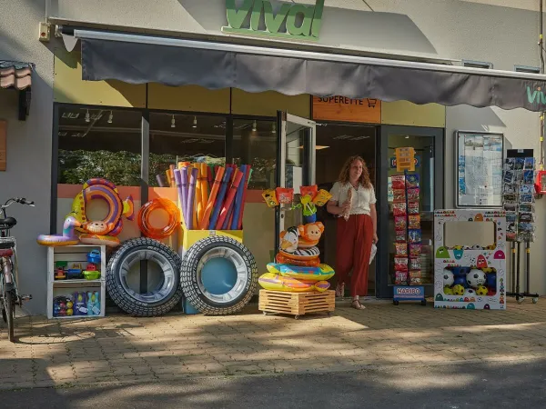 A store at Roan camping Le Chêne Gris.