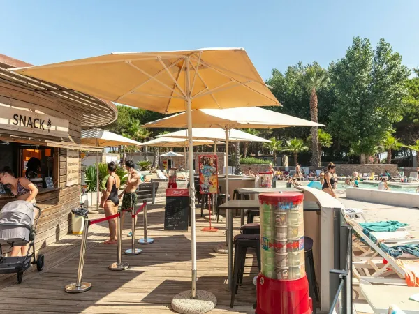 A terrace at Roan camping Le Castellas.