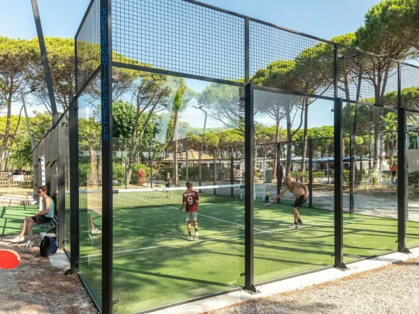 Padel court at Roan camping Le Castellas.