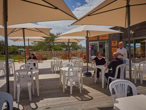 A terrace at Roan camping Chardons Bleus.