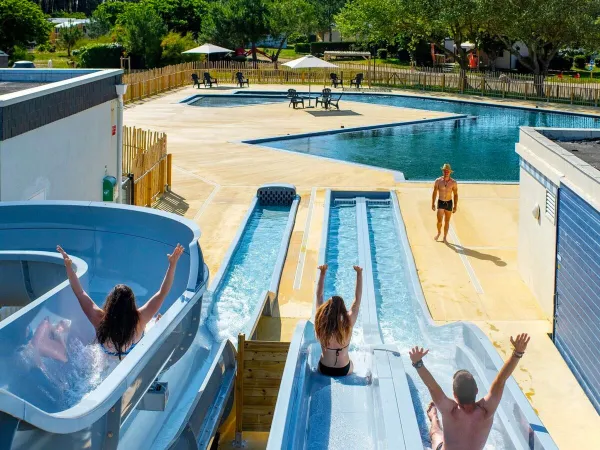 People on the waterslide at Roan camping Les Chardons Bleus.