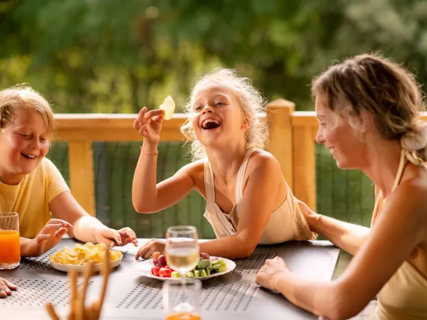 Fun at the table at Roan camping Le Castellas.