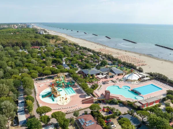 Overview pools and beach at Roan camping Spiaggia e Mare.