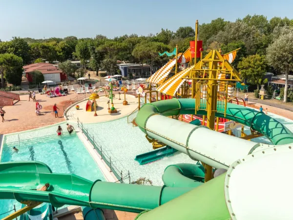 Overview of the swimming pool with slides, spray park and pirate boat at Roan camping Spiaggia e Mare.