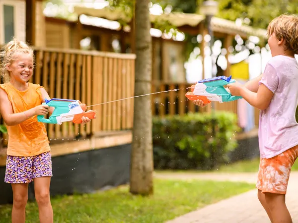 Children have lots of fun at the mobile home at Roan camping Les Lacs du Veron.