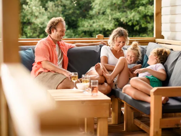 Drink time on the luxurious lounge sofa at Roan camping Château de Galaure.