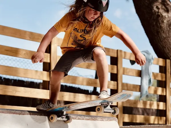 Skateboarding at Roan camping El Garrofer.