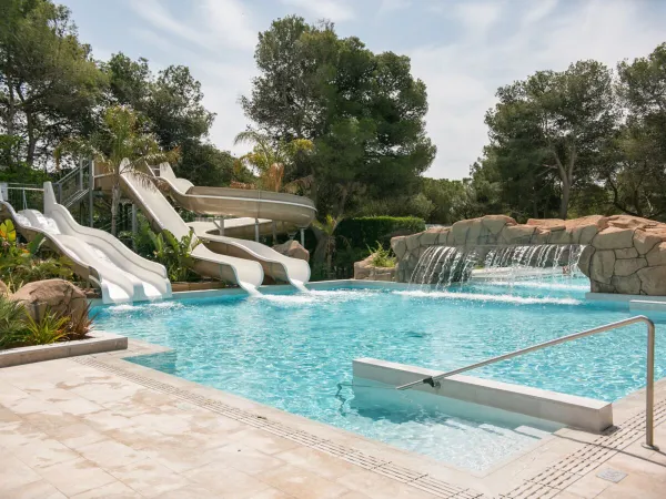 Beautiful pool with slides and sprinklers at Roan camping El Garrofer.