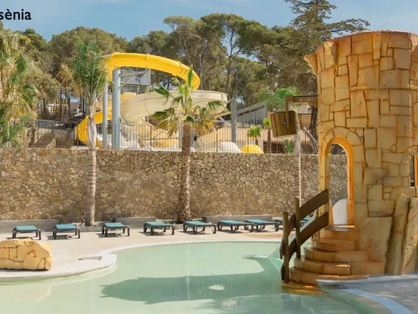 An overview of the children's pool and slides at Roan camping Internacional de Calonge.