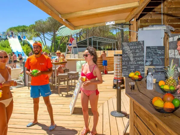 People drinking a cocktail at Roan camping Le Castellas.