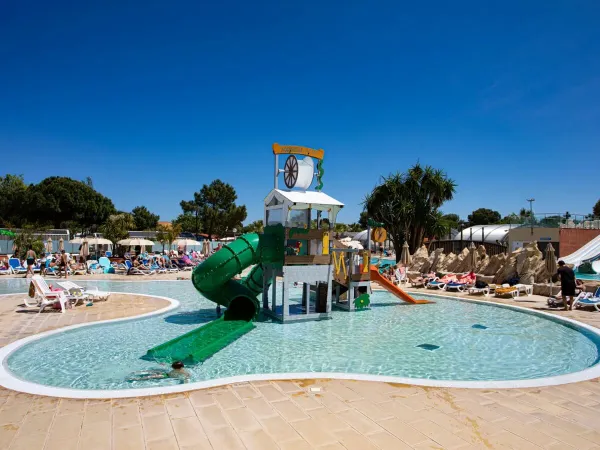 The children's pool with play equipment at Roan camping Le Soleil de la Méditerranée.