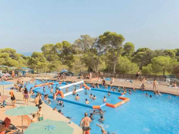 People play volleyball in the pool at Roan camping Internacional de Calonge.