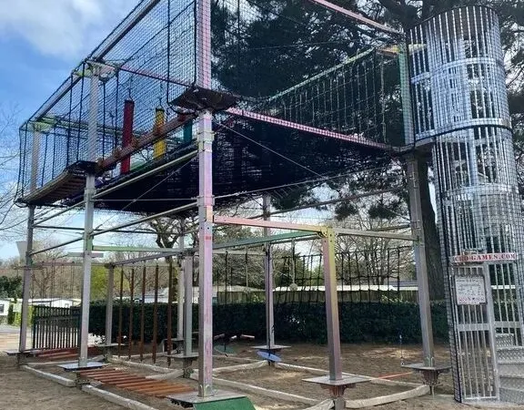 New in 2024: fun play equipment at Roan camping La Grande Métairie.