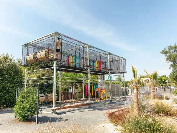 New in 2024: challenging play equipment at Roan campsite Château de Fonrives.