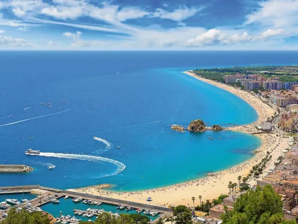 The beautiful sea and beach of Blanes at Roan camping La Masia.