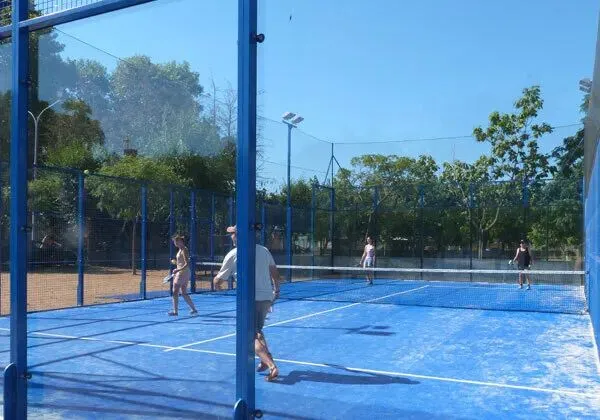 The padel court at Roan campsite La Masia.