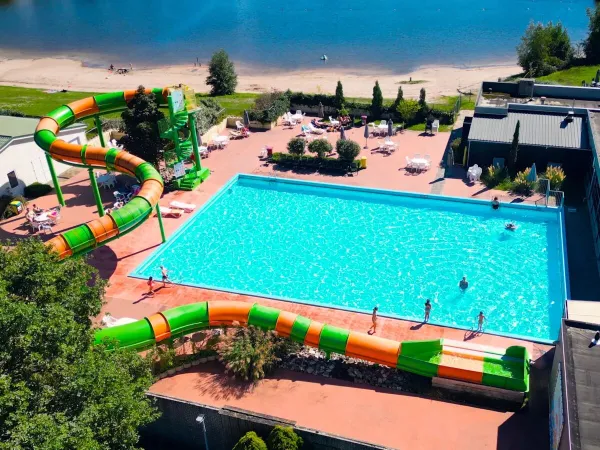 The outdoor pool with slide at Roan camping De Schatberg.