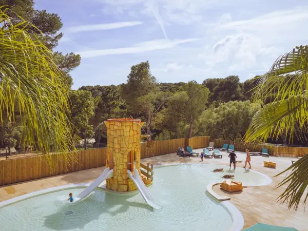 An overview of the children's pool at Roan camping Internacional de Calonge.