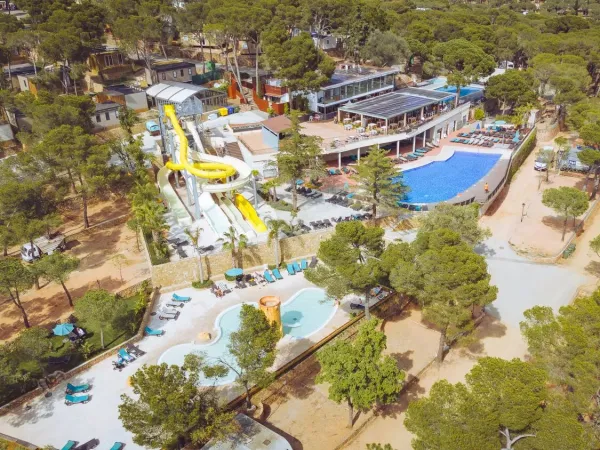 Overview of pools and green surroundings of Roan camping Internacional de Calonge.