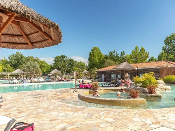 Atmosphere image of the swimming pool at Roan camping Mayotte Vacances.