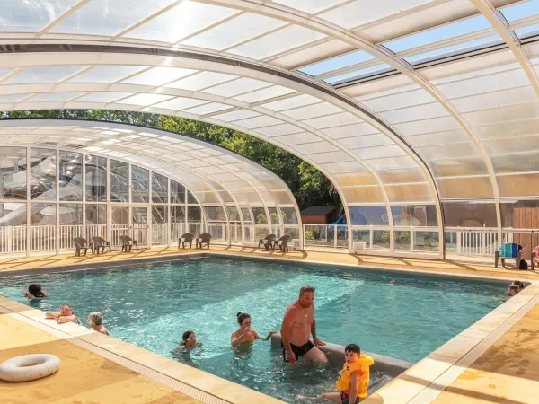 The covered swimming pool at Roan camping Mayotte Vacances.