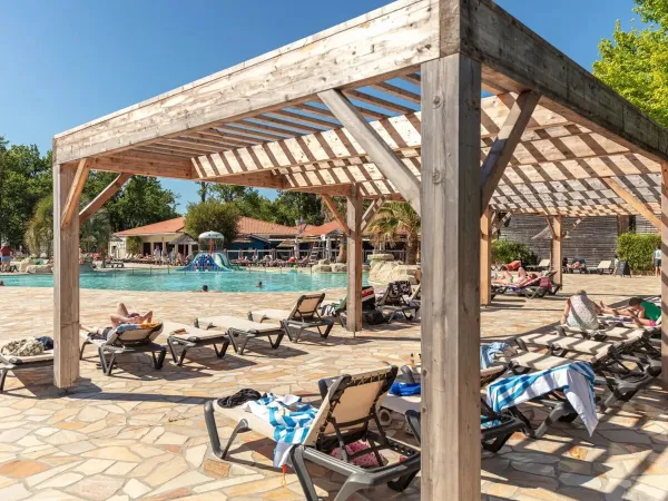 Plenty of sunbeds by the pool at Roan camping Mayotte Vacances.