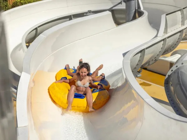 2 girls have fun on the slide at Roan camping Mayotte Vacances.