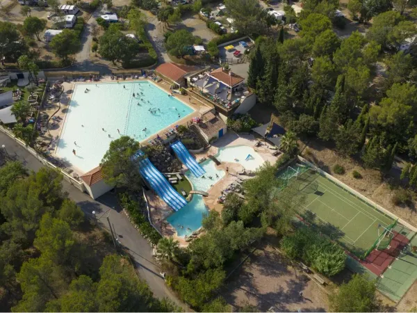 Top view of the swimming pool at Roan campsite Domaine de la Noguière.