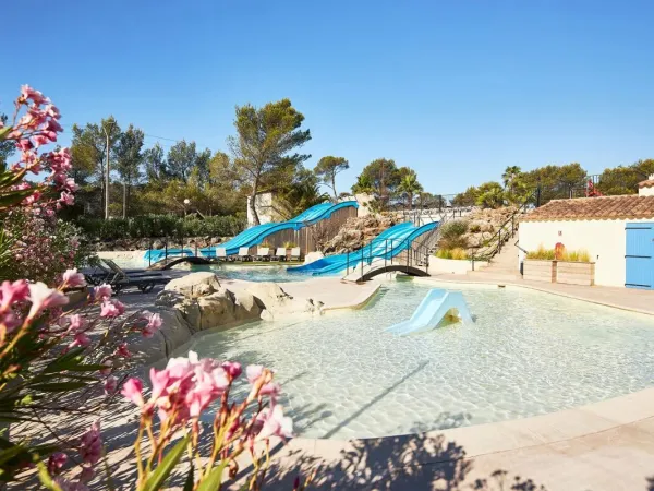 The swimming pool with slides at Roan camping Domaine de la Noguière.