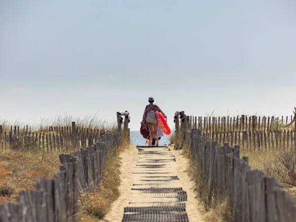Walking from the campsite to the beach at Roan camping Les Dunes.
