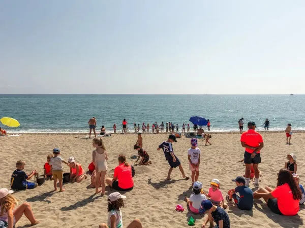 Entertainment on the beach at Roan camping Les Dunes.