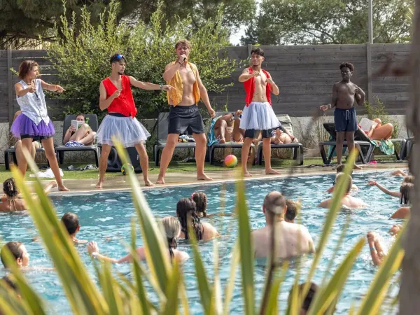 Entertainment by the pool at Roan camping Les Dunes.