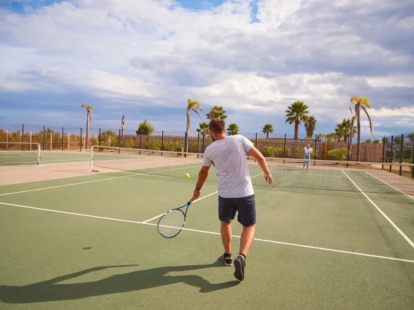Play tennis at Roan camping Les Dunes.