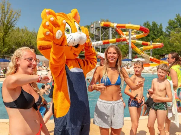 Mascot Homy dances with guests at Roan camping Château de Fonrives.