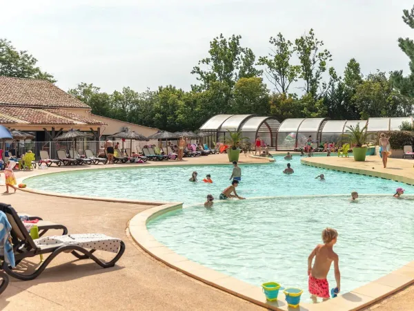 Swimming pool at Roan camping Château de Fonrives.