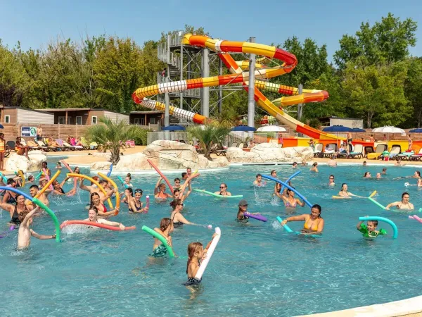 Aquagym in the pool at Roan camping Château de Fonrives.