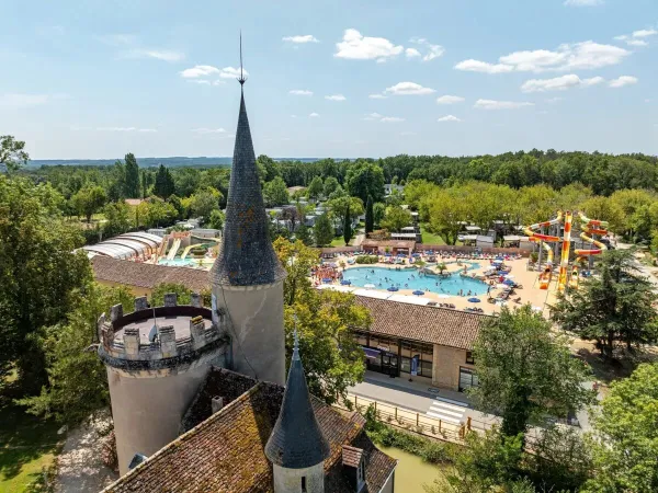The castle with swimming pool at Roan camping Château de Fonrives