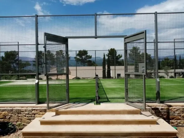 Padel court at Roan campsite Domaine de La Yole.