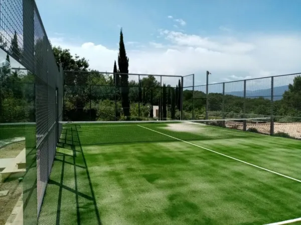 Padel court at Roan campsite Domaine de La Yole.