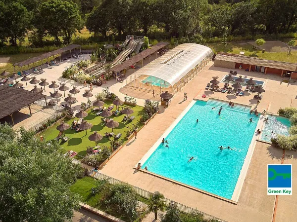 Overview photo of the swimming pool at Roan camping Verdon Parc.