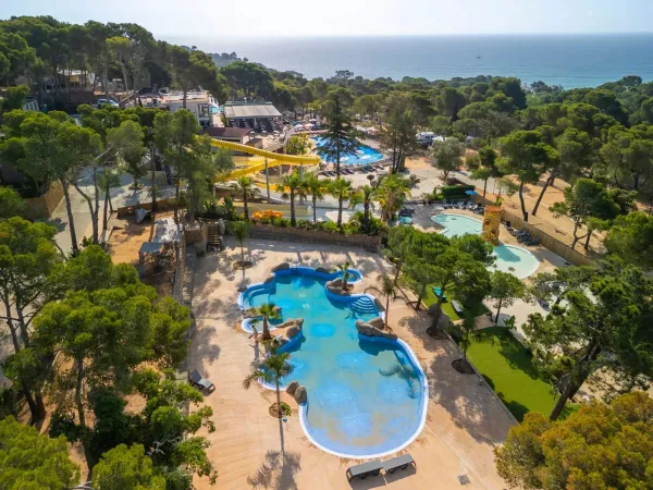 Top view of the pool at Roan campsite Internacional de Calonge.