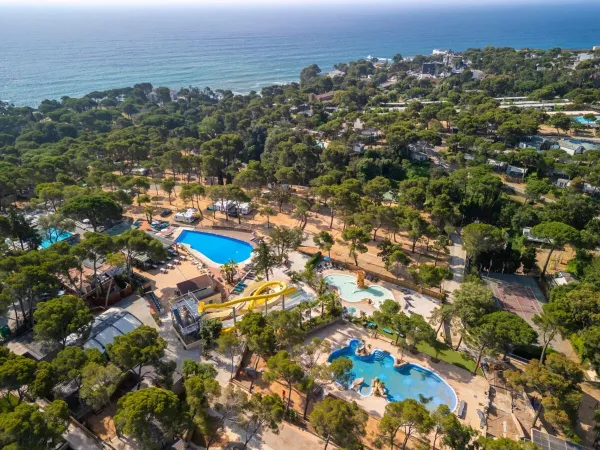 Overview of pools and green surroundings of Roan camping Internacional de Calonge.