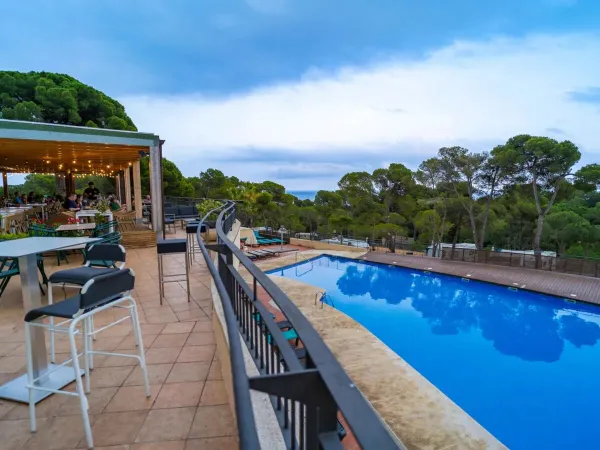 Terrace by pool of Roan camping Internacional de Calonge.