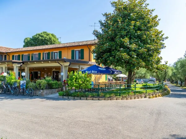 The restaurant with terrace at Roan camping La Rocca Manerba.
