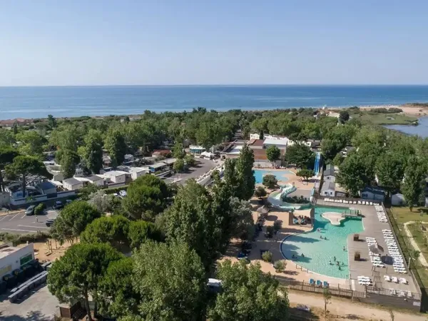 Overview swimming pool at Roan camping Méditerranée Plage.