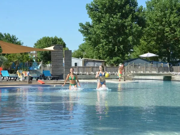 The swimming pool at Roan camping Méditerranée Plage.